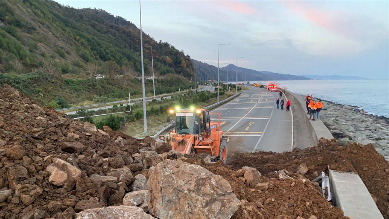 Rize-Artvin Kara Yolunda Heyelan ve Çalışmalar