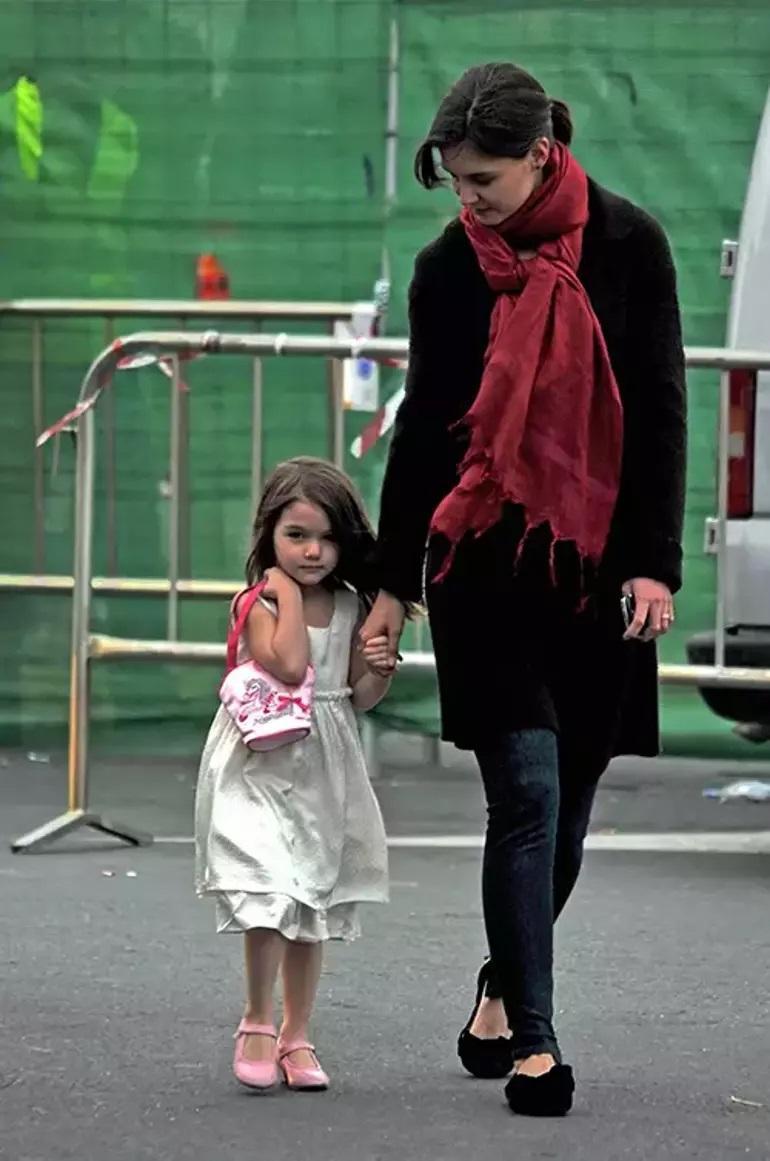 Suri Cruise: Hollywood'un Hüzünlü Bebeği ve Milyoner Genç Kızı