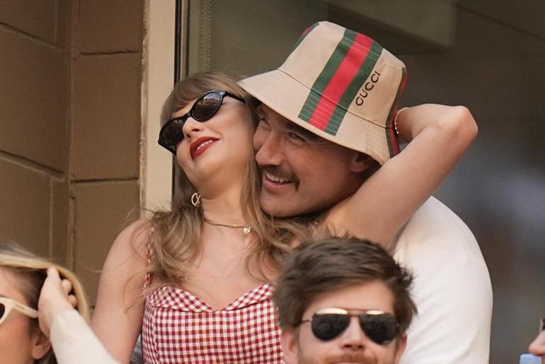 Taylor Swift ve Travis Kelce: Aşk ve Başarı Dolu Bir Yıl