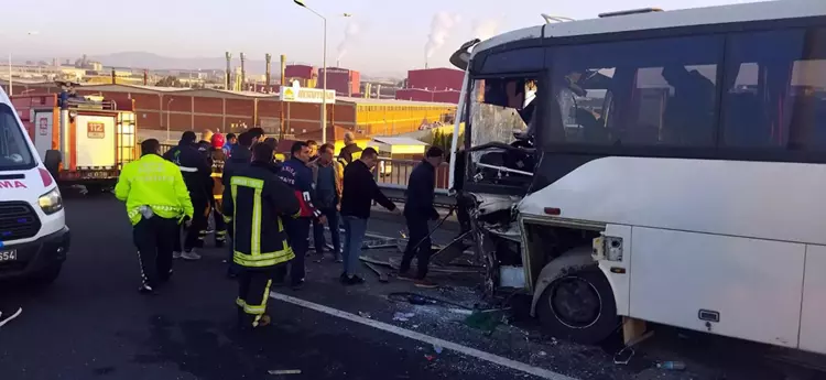 Turgutlu'da Servis Midibüsü TIR'a Çarptı: 22 Yaralı