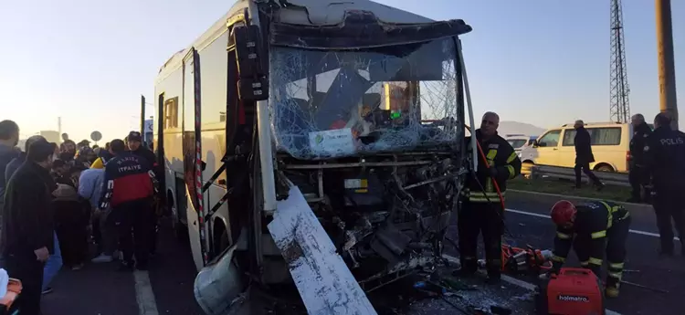 Turgutlu'da Servis Midibüsü TIR'a Çarptı: 22 Yaralı