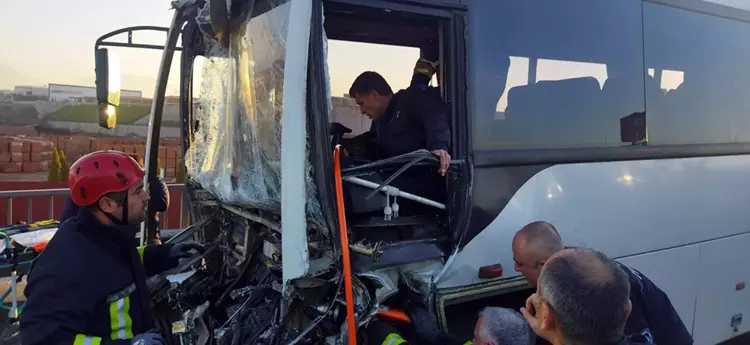 Turgutlu'da Servis Midibüsü TIR'a Çarptı: 22 Yaralı