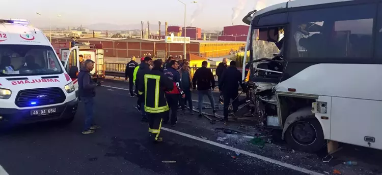 Turgutlu'da Servis Midibüsü TIR'a Çarptı: 22 Yaralı