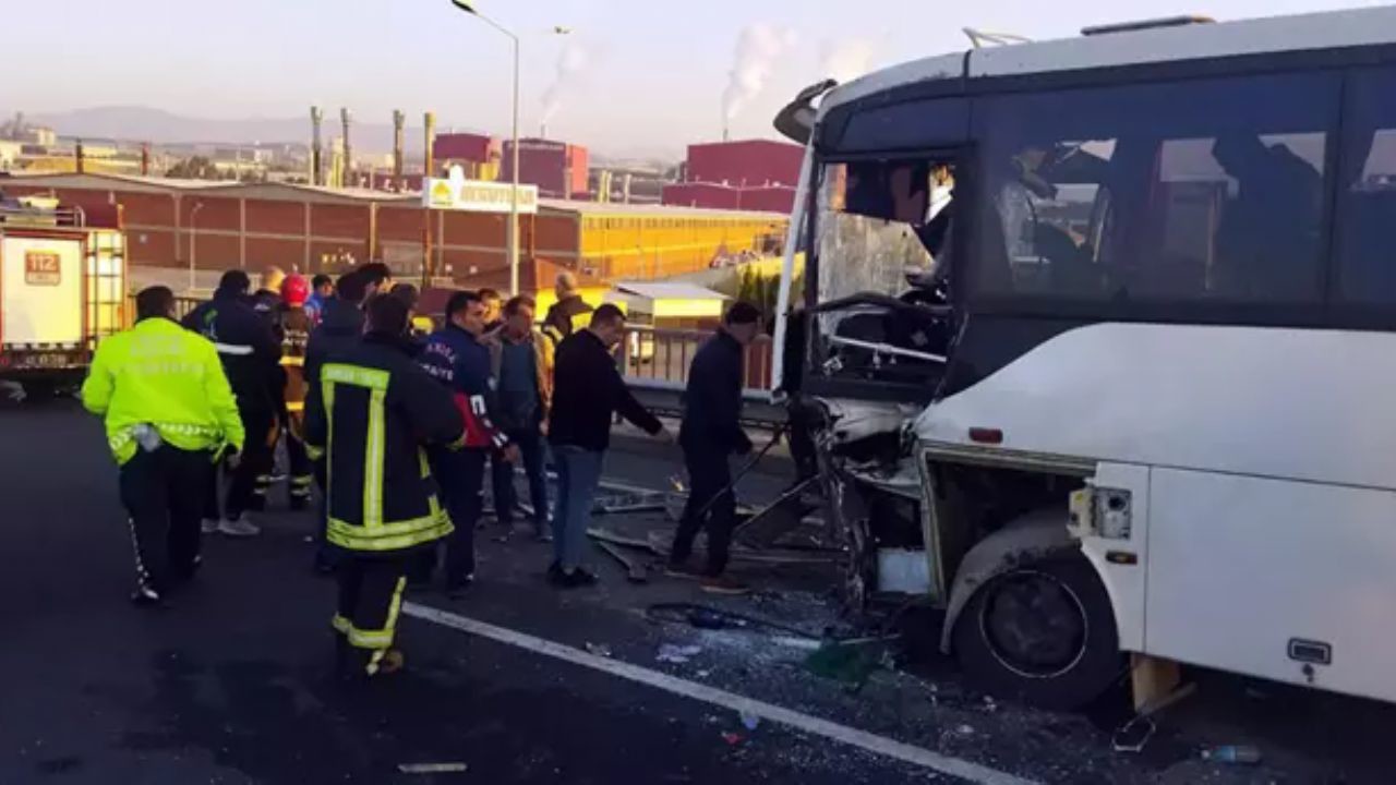 Turgutlu’da Servis Midibüsü TIR’a Çarptı: 22 Yaralı