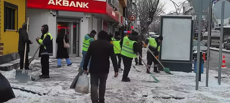 Van'da Yoğun Kar Yağışı: 21 Yerleşim Yeri Ulaşıma Kapandı