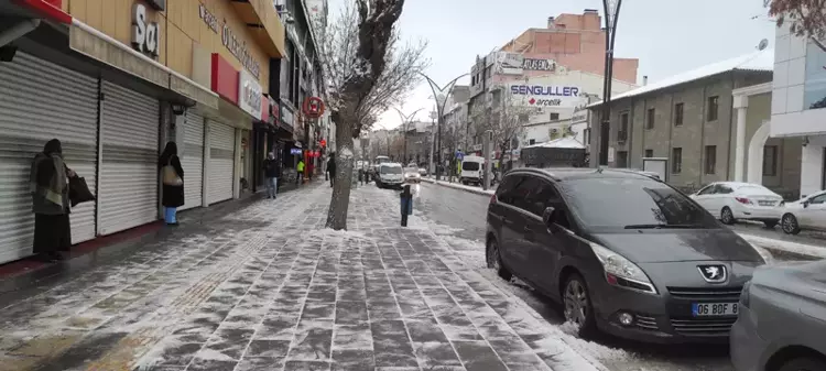 Van'da Yoğun Kar Yağışı: 21 Yerleşim Yeri Ulaşıma Kapandı