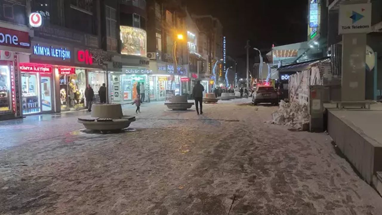 Van’da Yoğun Kar Yağışı: 21 Yerleşim Yeri Ulaşıma Kapandı