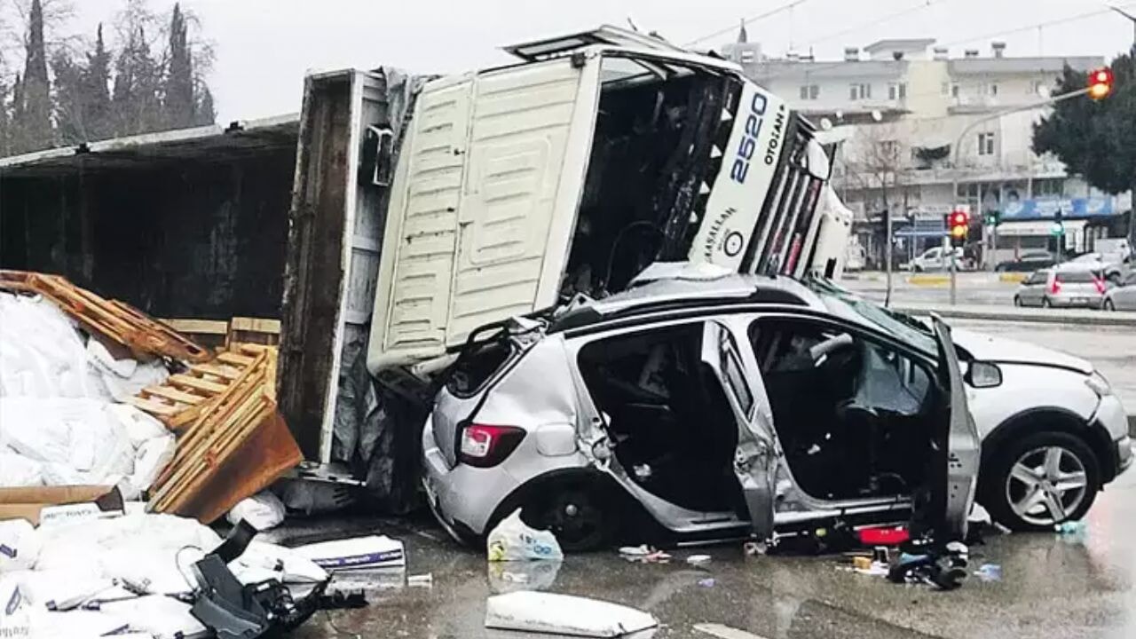 Antalya’da Yağmur Sonrası Kamyonun Devrilmesi: 1 Ölü, 1 Yaralı