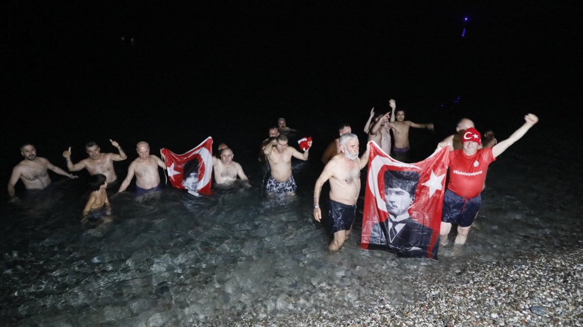 Antalya’da Yılbaşını Denizde Kutlama Geleneği