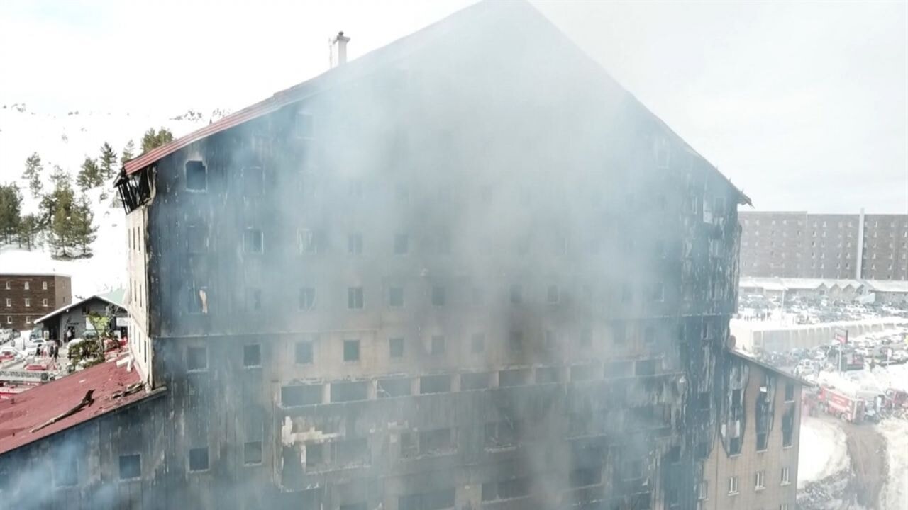 Bolu’da Hastaneler Önünde Yoğun Bekleyiş