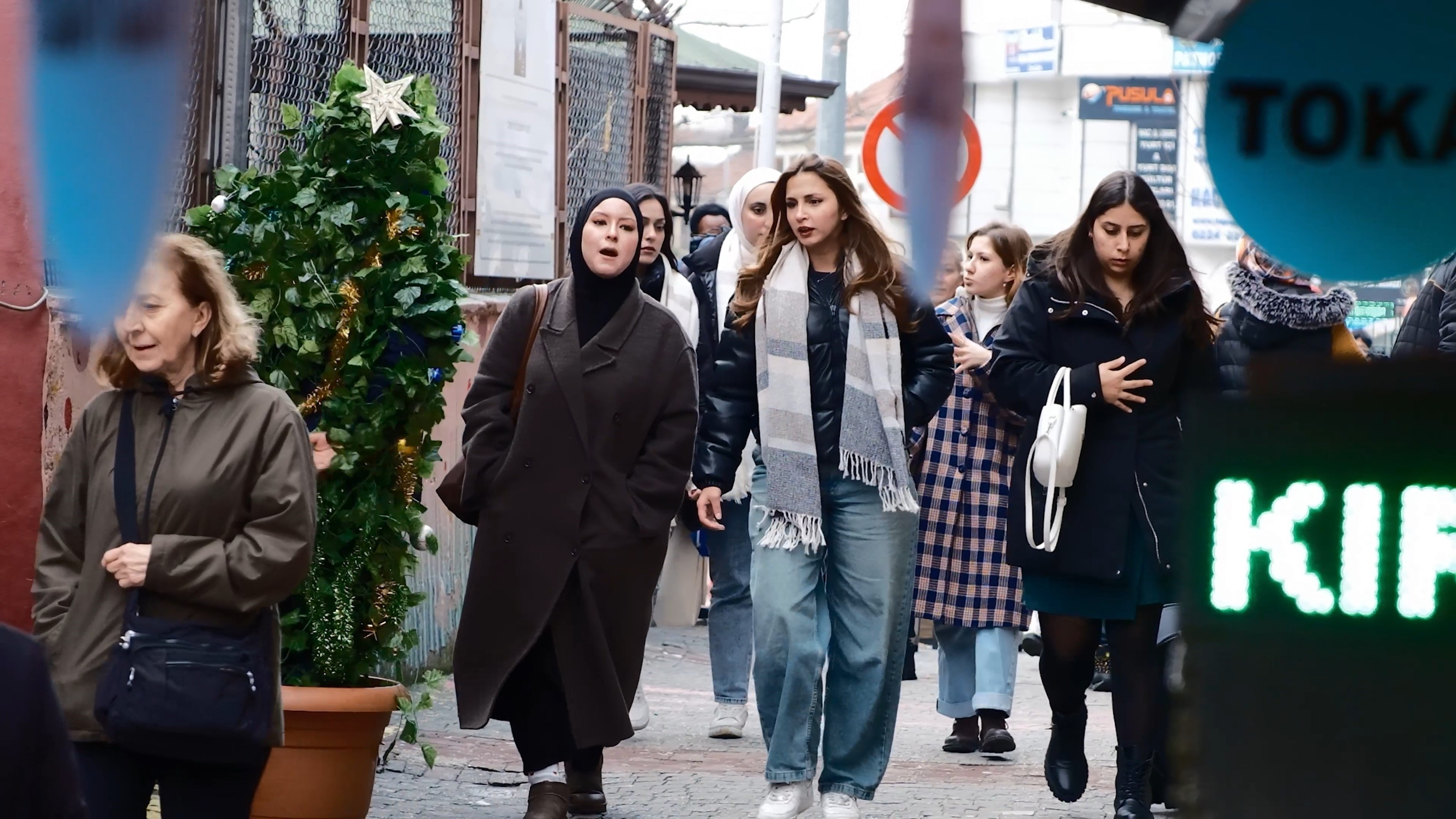 Bursa'da Yılbaşı Coşkusu: Abdullah Çelik'in Eğlenceli Gösterisi