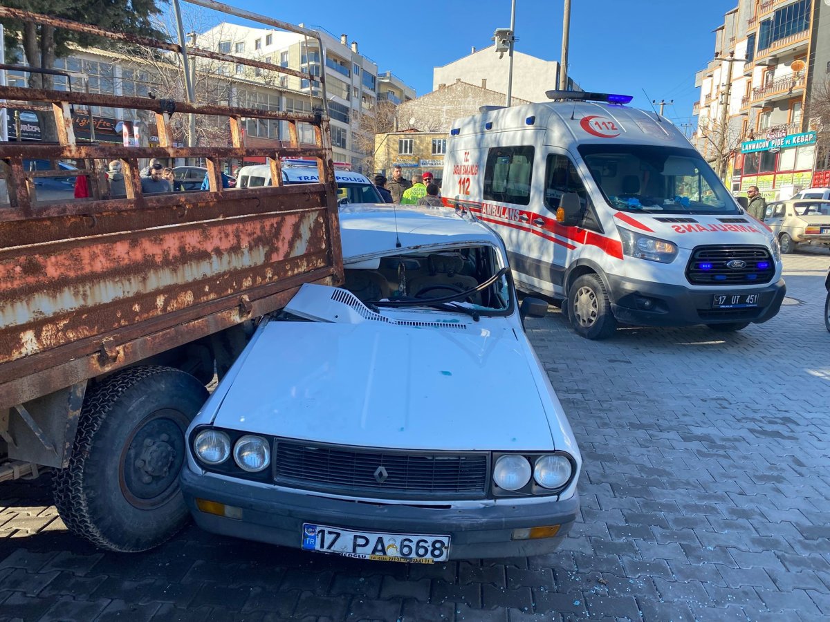 Çanakkale Ayvacık'ta Trafik Kazası: Sürücü Hastaneye Kaldırıldı