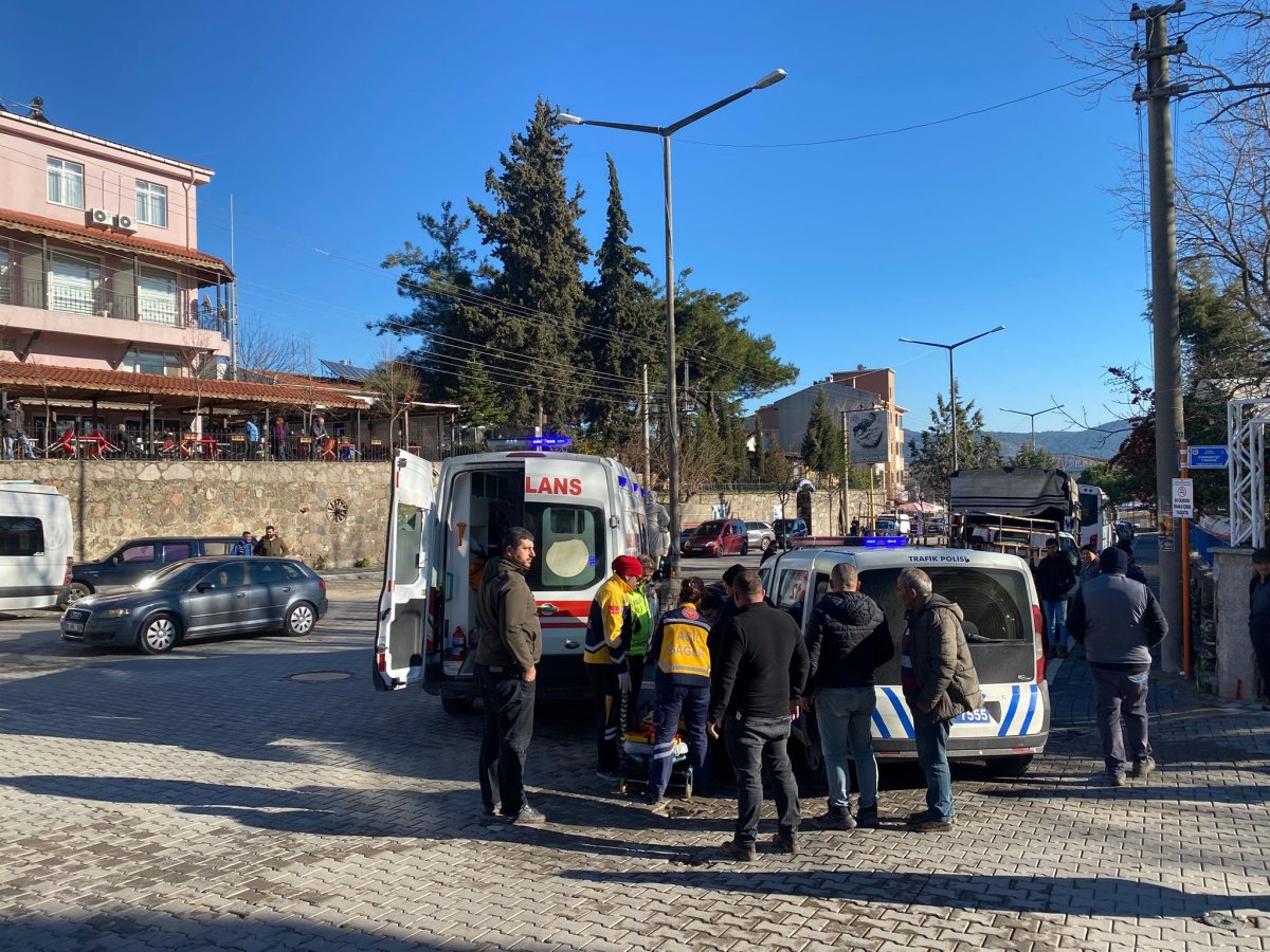 Çanakkale Ayvacık'ta Trafik Kazası: Sürücü Hastaneye Kaldırıldı