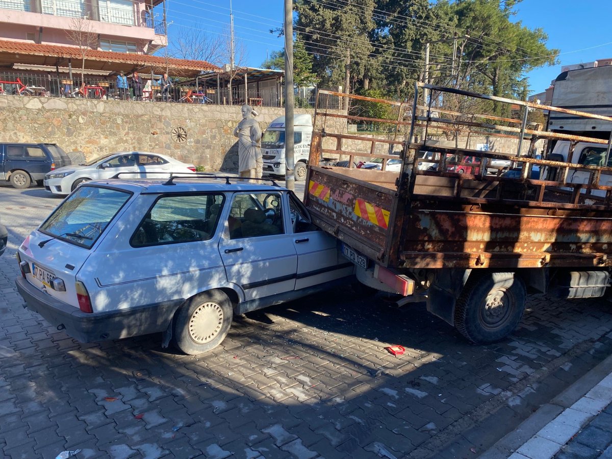 Çanakkale Ayvacık'ta Trafik Kazası: Sürücü Hastaneye Kaldırıldı