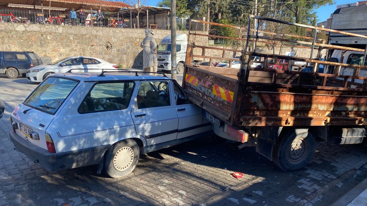 Çanakkale Ayvacık’ta Trafik Kazası: Sürücü Hastaneye Kaldırıldı