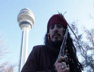 CNC Ustası Ersin Tarhan’ın Jack Sparrow Kostümü ile Sokak Macerası