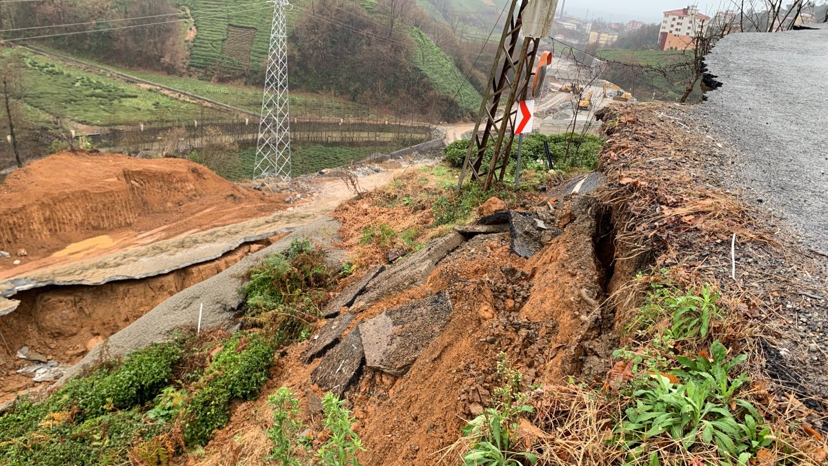 Derepazarı'nda Heyelan Felaketi: Yol Çöktü, Elektrikler Kesildi