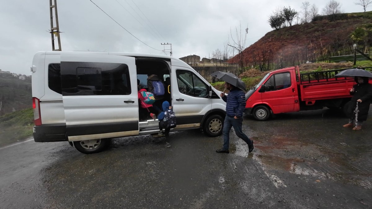 Derepazarı'nda Heyelan Felaketi: Yol Çöktü, Elektrikler Kesildi