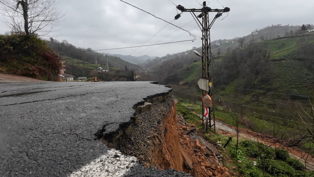 Derepazarı'nda Heyelan Felaketi: Yol Çöktü, Elektrikler Kesildi