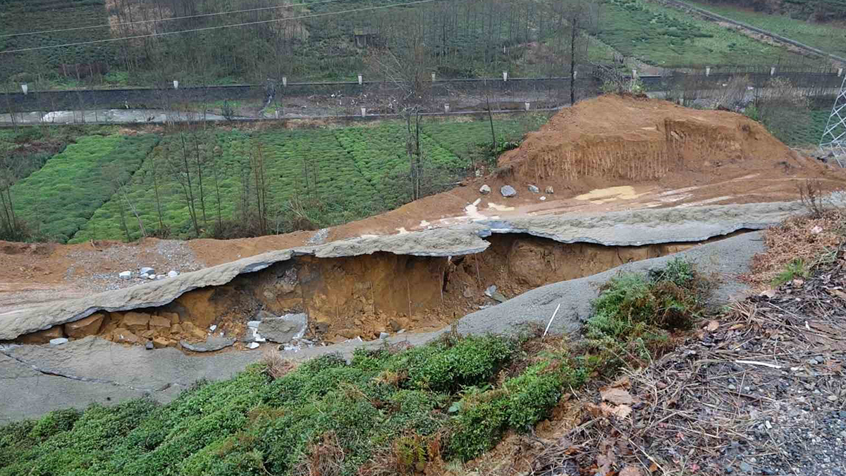 Derepazarı’nda Heyelan: Yol Çöktü ve Güvenlik Önlemleri Alındı