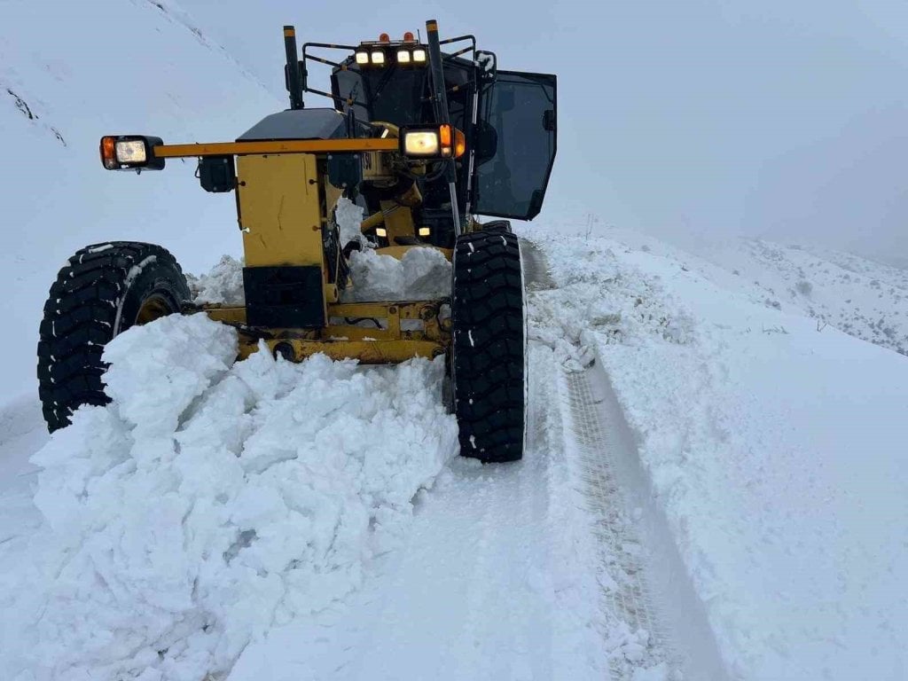 Elazığ'da Kar Yağışı Sonrası Köy Yolları Ulaşıma Açıldı