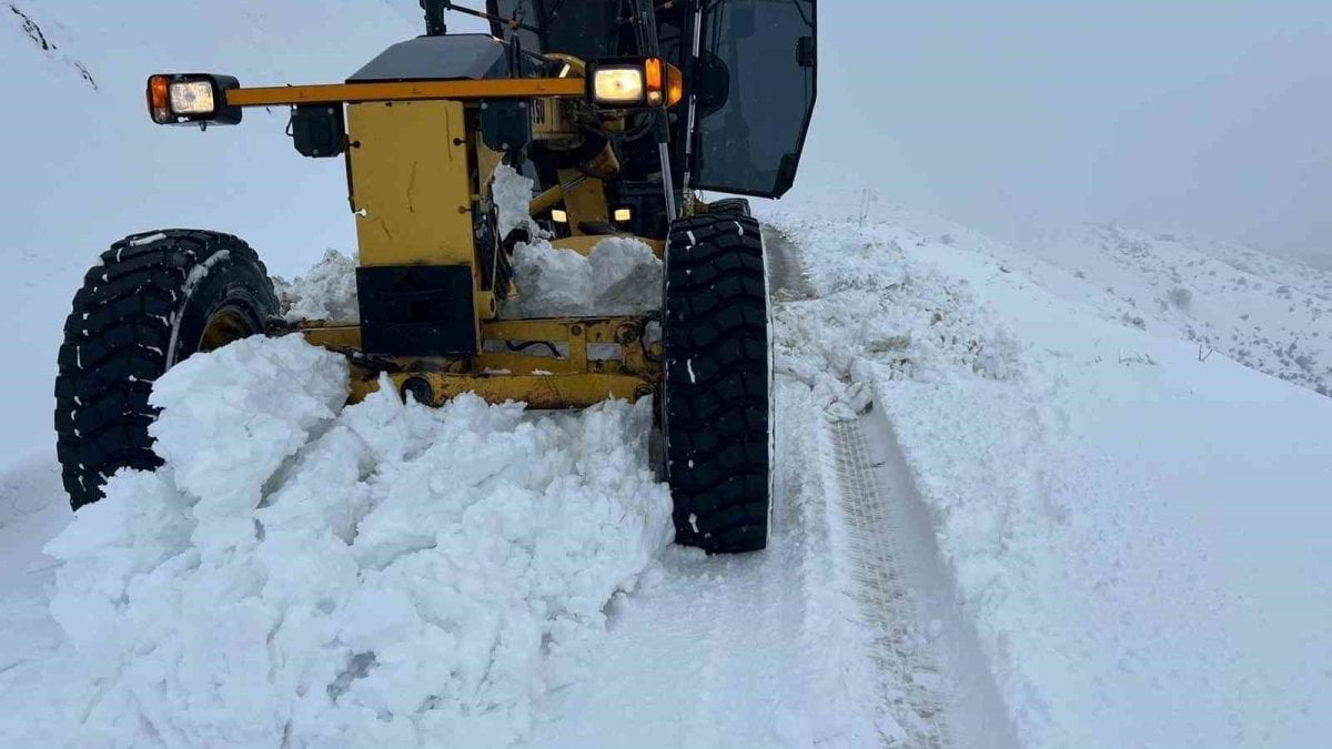 Elazığ’da Kar Yağışı Sonrası Köy Yolları Ulaşıma Açıldı