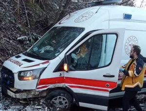 Gölköy’de Buzlanma Nedeniyle Ambulansla Kafa Kafaya Çarpışma