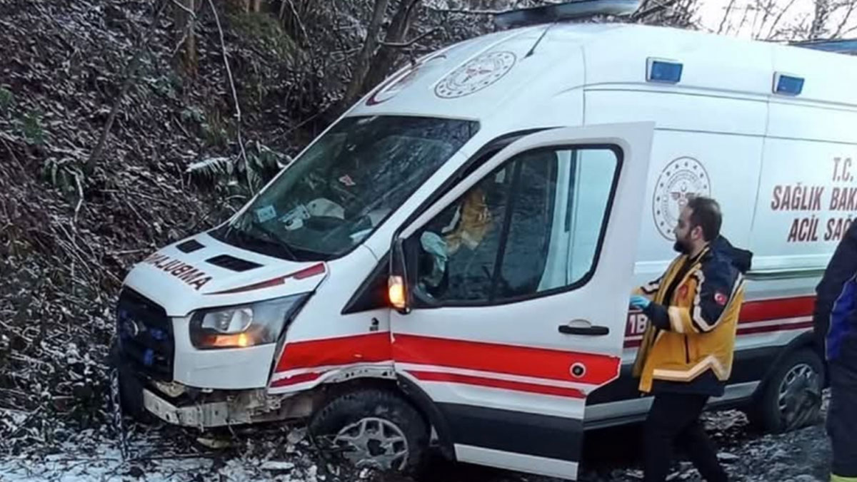 Gölköy’de Buzlanma Nedeniyle Ambulansla Kafa Kafaya Çarpışma