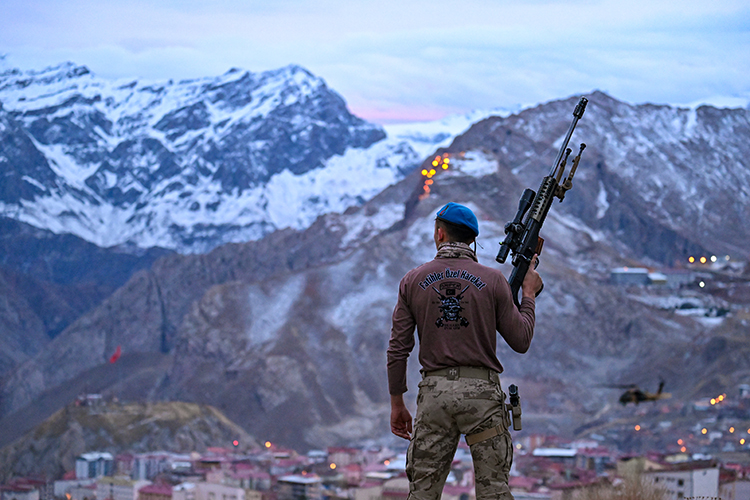 Hakkari Jandarma Komutanlığı'nın Başarılı Operasyonları ve Uluslararası Yarışma Başarısı