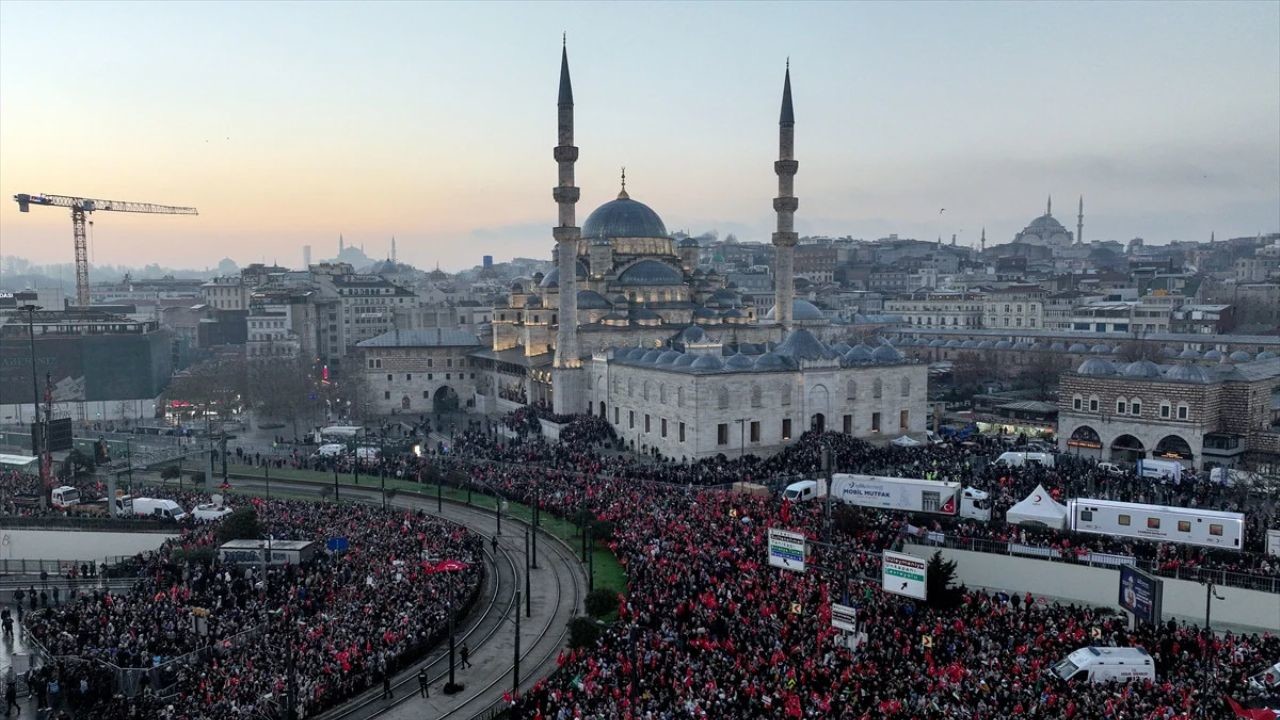 İstanbul’da Gazze İçin Büyük Yürüyüş Düzenlendi