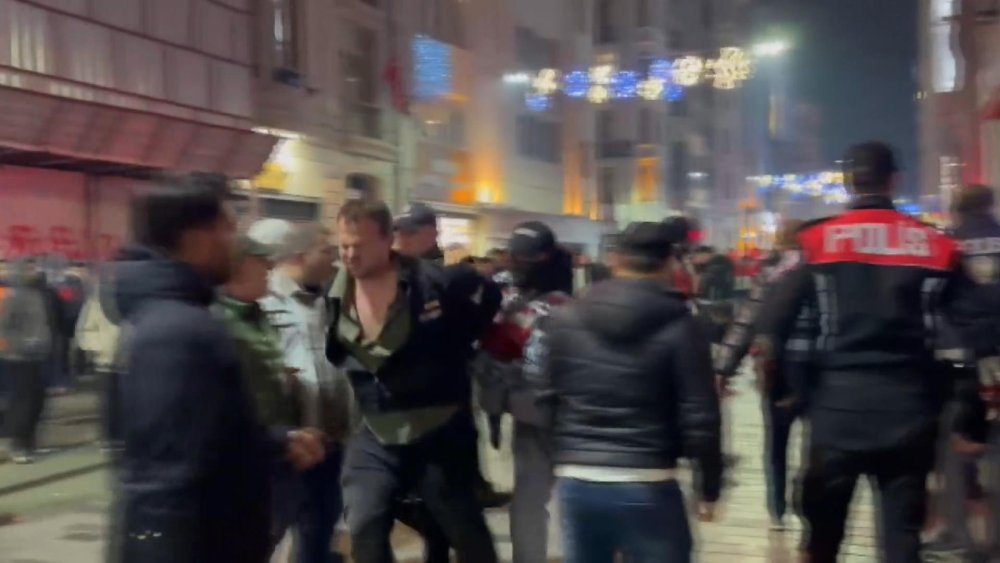 İstiklal Caddesi'nde Gece Tartışması ve Kavga