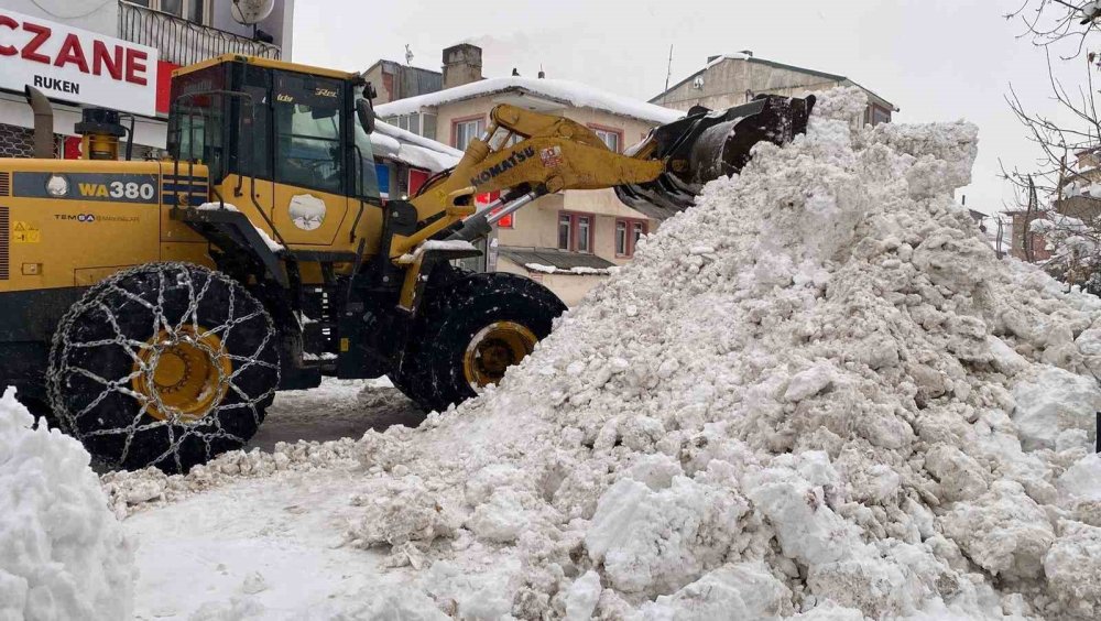 Karlıova'da Yoğun Kar Yağışı Hayatı Olumsuz Etkiledi