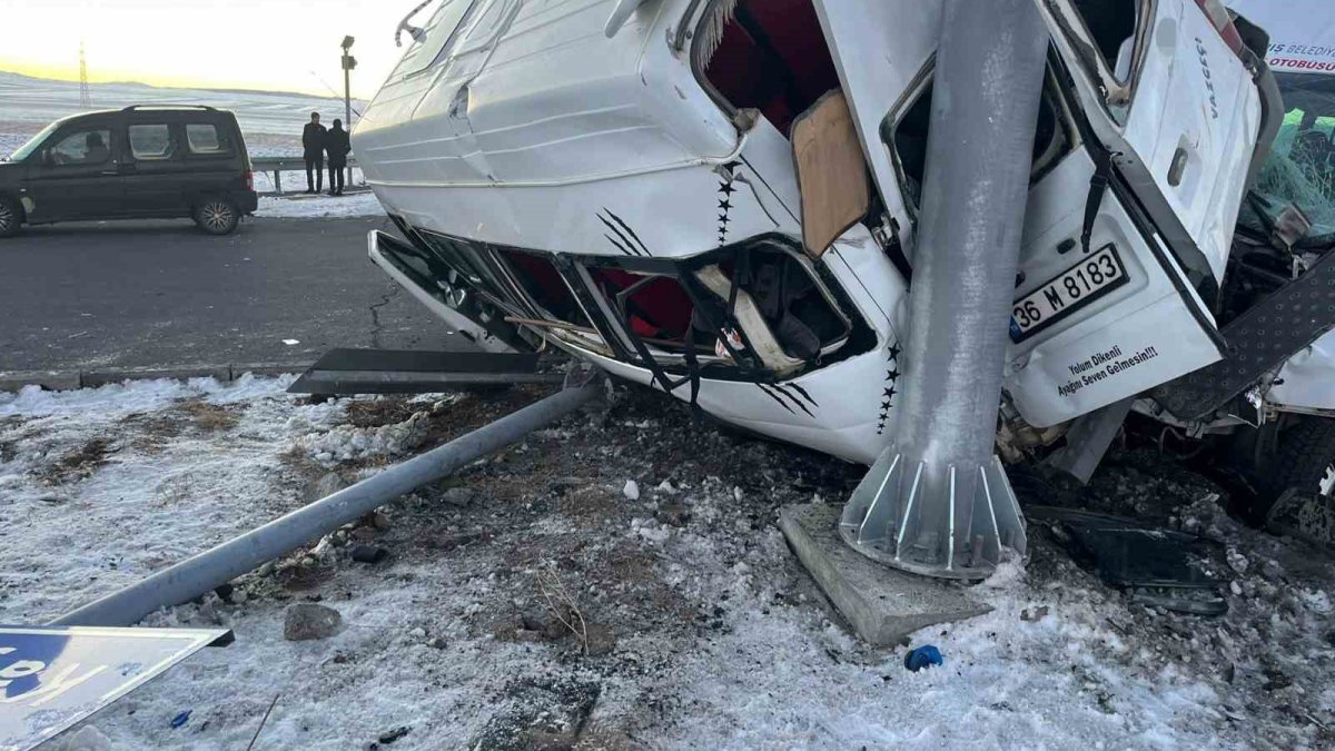 Kars’ta Minibüs Çarpışması: 13 Yaralı