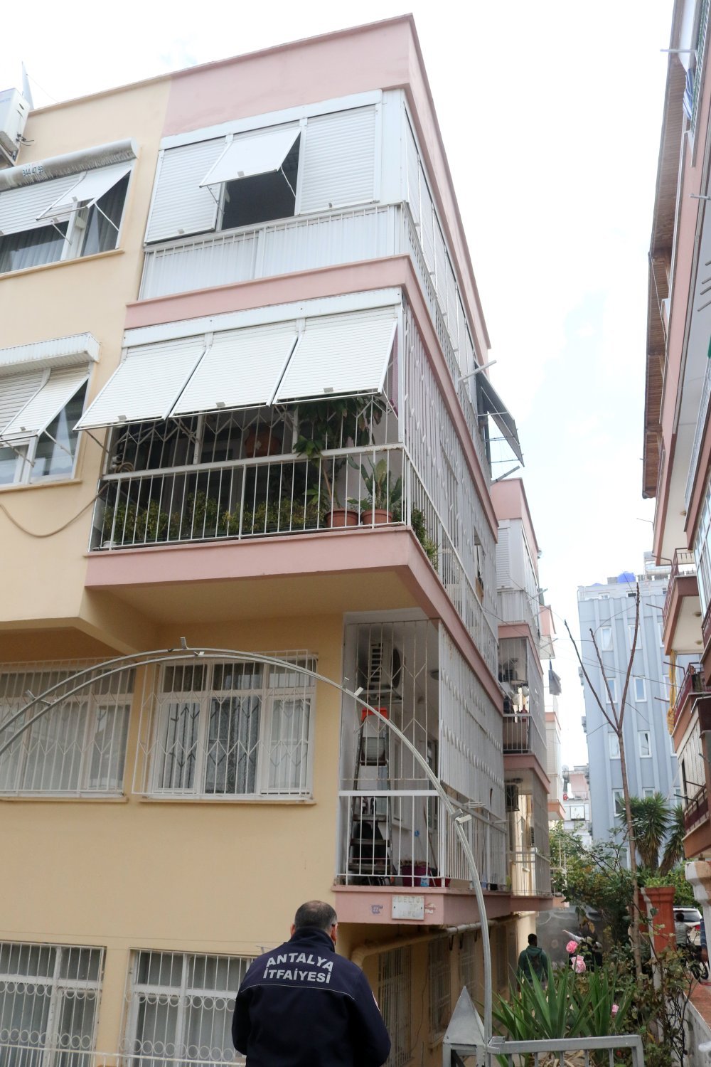 Kepez'de Apartman Yangını: İtfaiye Ekiplerinin Başarılı Kurtarma Operasyonu