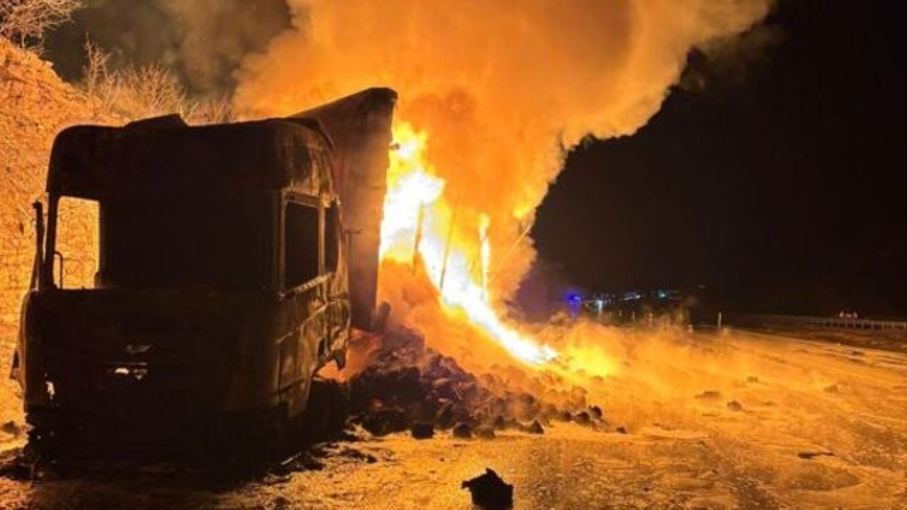 Mersin Tarsus’ta Tekstil Yüklü TIR Yangını