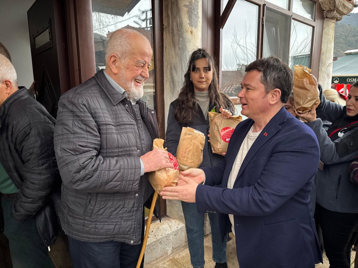 Osmangazi Belediyesi'nden Yeni Yıla Özel Portakal Dağıtımı