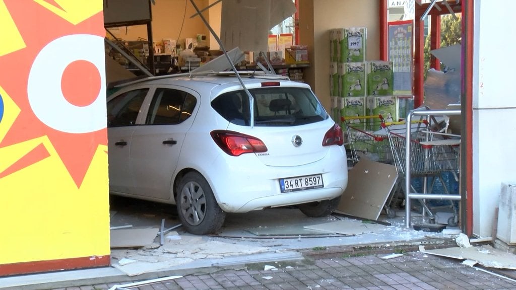 Pendik'te Marketin İçine Araç Girdi