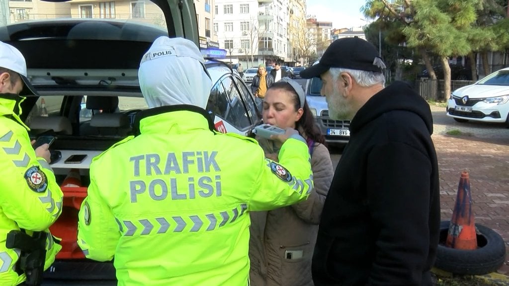 Pendik'te Marketin İçine Araç Girdi