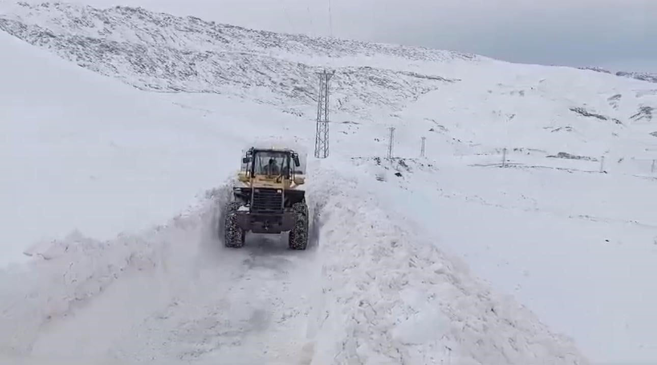 Şırnak'ta Çığ Düşmesi: İş Makinesi Operatörü Kurtarıldı