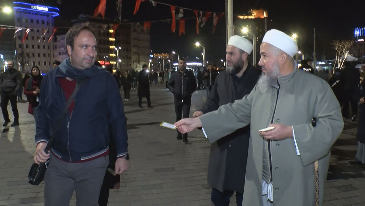 Taksim Meydanı’nda Yeni Yıl Öncesi Dini Tebliğ Faaliyetleri