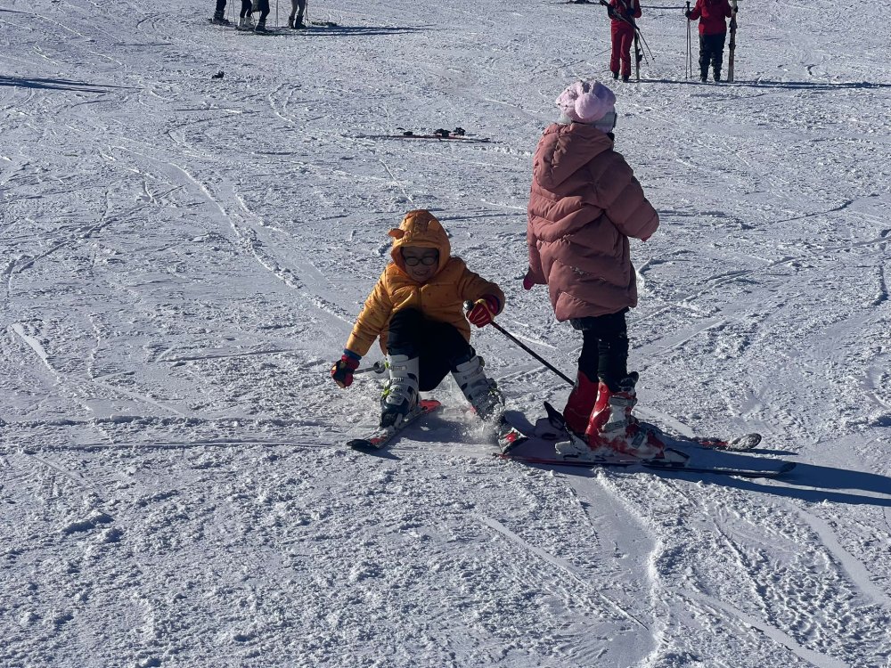 Uludağ'da Kayak Sezonu Başladı: Tatilcilerin Beyaz Cennet Keyfi